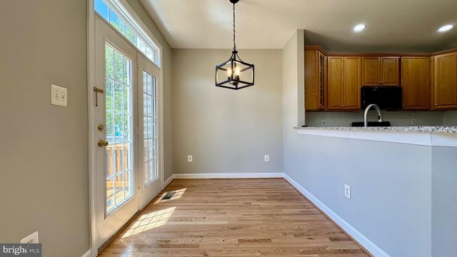 8915 ROYAL HANNAH LN, Fairfax, VA 22031