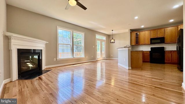 8915 ROYAL HANNAH LN, Fairfax, VA 22031
