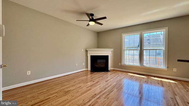8915 ROYAL HANNAH LN, Fairfax, VA 22031