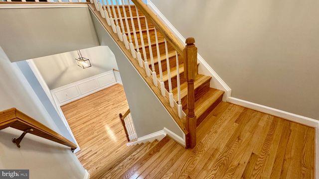 8915 ROYAL HANNAH LN, Fairfax, VA 22031