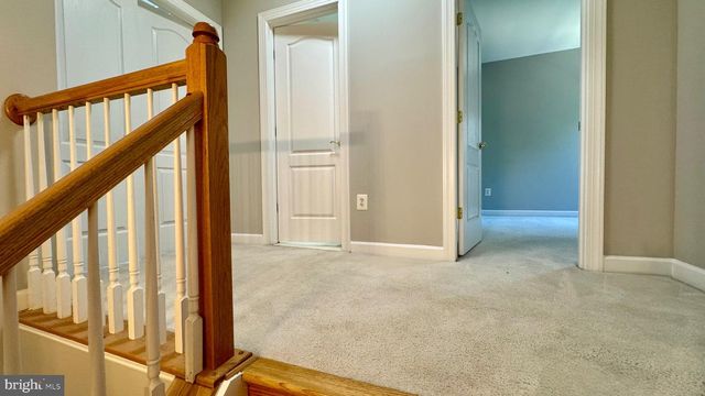 8915 ROYAL HANNAH LN, Fairfax, VA 22031