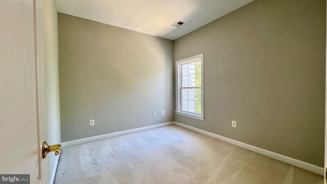 8915 ROYAL HANNAH LN, Fairfax, VA 22031