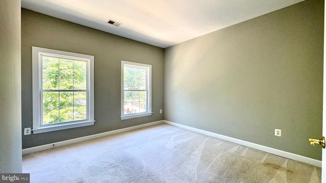8915 ROYAL HANNAH LN, Fairfax, VA 22031