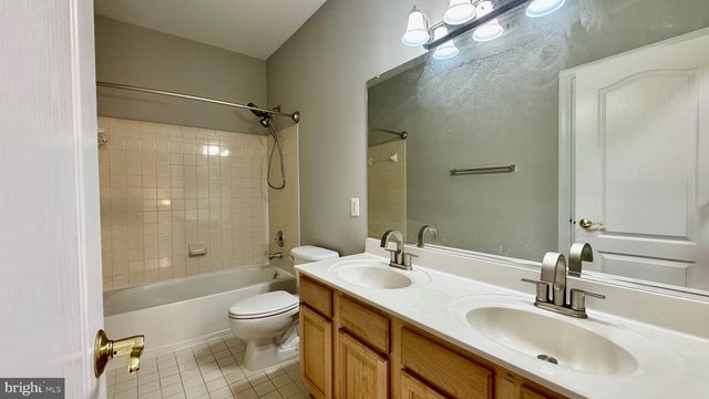 8915 ROYAL HANNAH LN, Fairfax, VA 22031