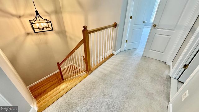 8915 ROYAL HANNAH LN, Fairfax, VA 22031