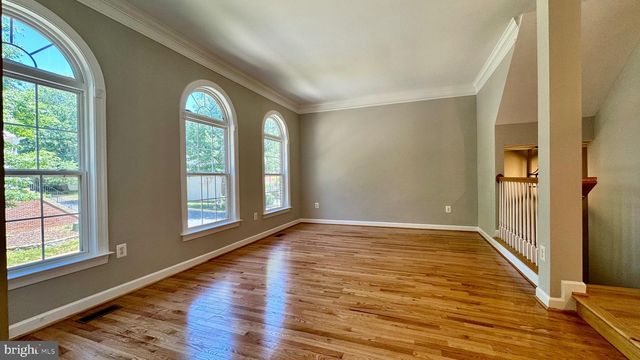 8915 ROYAL HANNAH LN, Fairfax, VA 22031