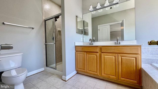 8915 ROYAL HANNAH LN, Fairfax, VA 22031