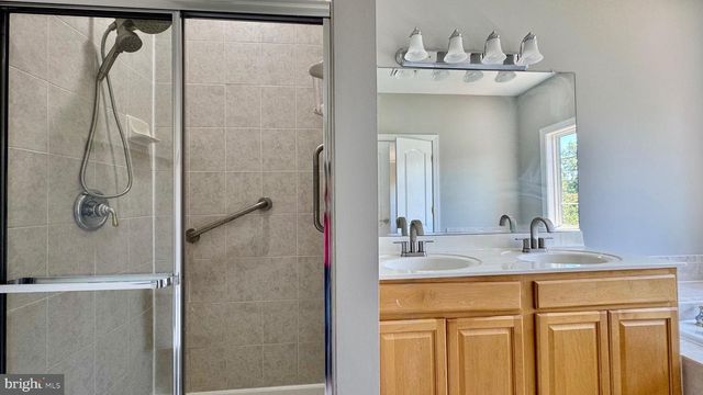 8915 ROYAL HANNAH LN, Fairfax, VA 22031