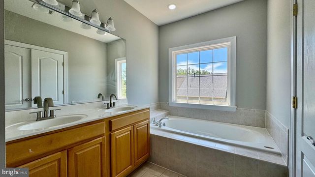 8915 ROYAL HANNAH LN, Fairfax, VA 22031
