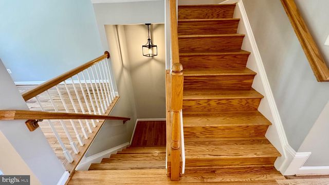 8915 ROYAL HANNAH LN, Fairfax, VA 22031