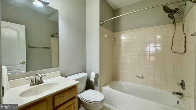 8915 ROYAL HANNAH LN, Fairfax, VA 22031