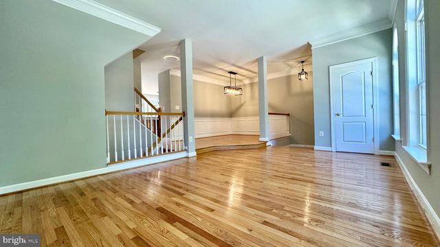 8915 ROYAL HANNAH LN, Fairfax, VA 22031