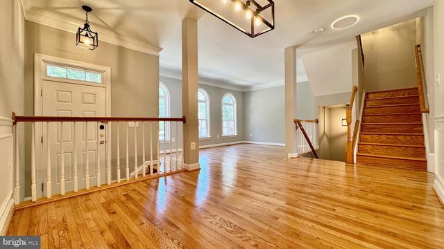 8915 ROYAL HANNAH LN, Fairfax, VA 22031