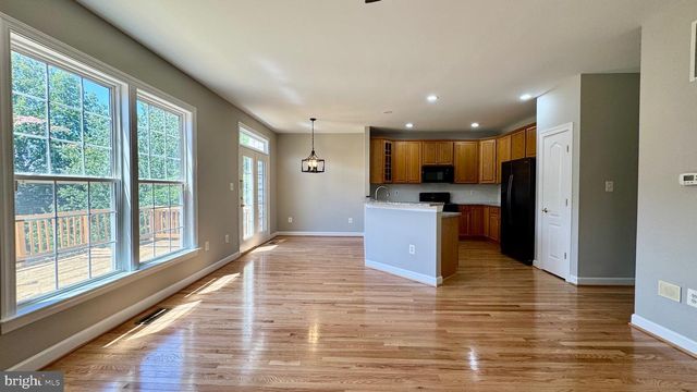 8915 ROYAL HANNAH LN, Fairfax, VA 22031