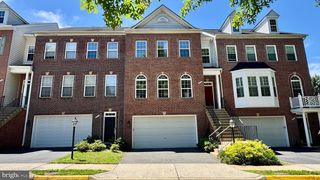 8915 ROYAL HANNAH LN, Fairfax, VA 22031