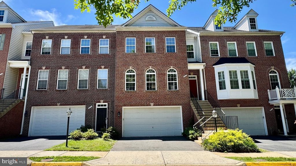 8915 ROYAL HANNAH LN, Fairfax, VA 22031
