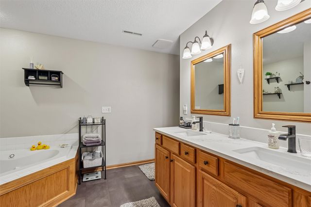 6312 NW 96th Street, Johnston, IA 50131