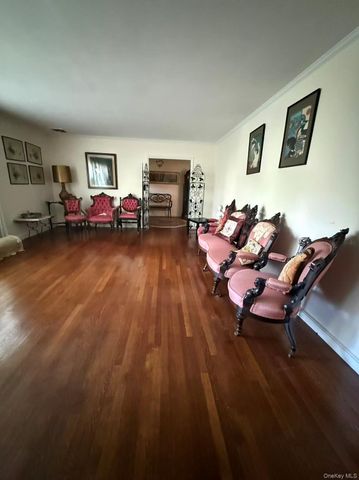 10 Hempton Road, Great Neck, NY 11020