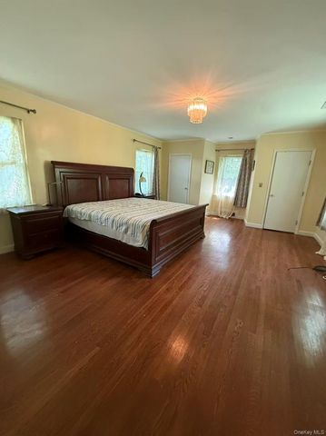 10 Hempton Road, Great Neck, NY 11020