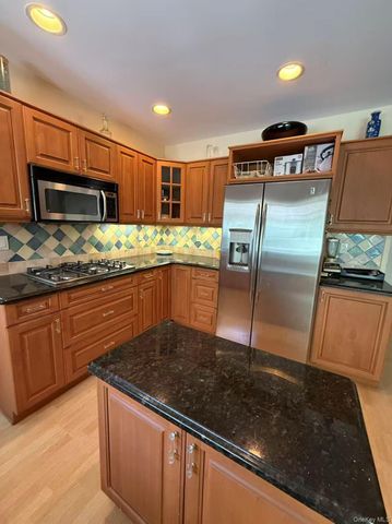 10 Hempton Road, Great Neck, NY 11020
