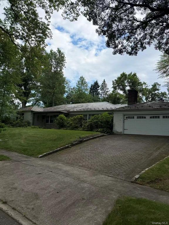 10 Hempton Road, Great Neck, NY 11020