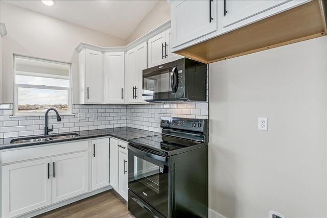 1530 E Midway Ct, Valley Center, KS 67147