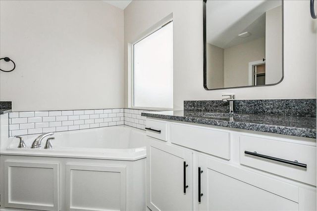 1530 E Midway Ct, Valley Center, KS 67147