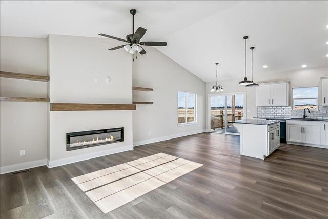 1530 E Midway Ct, Valley Center, KS 67147