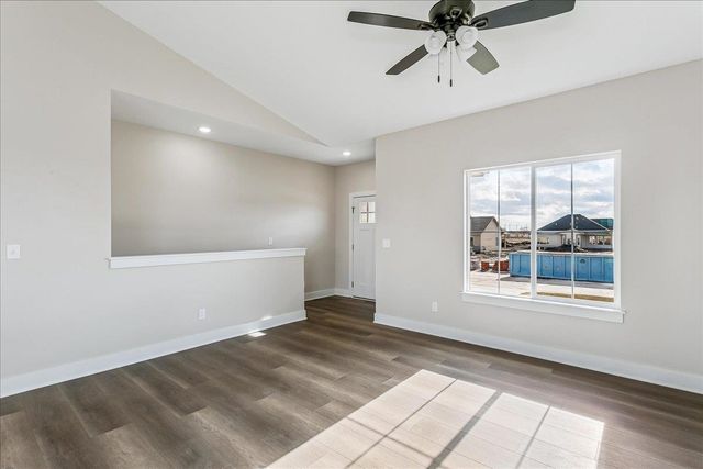 1530 E Midway Ct, Valley Center, KS 67147