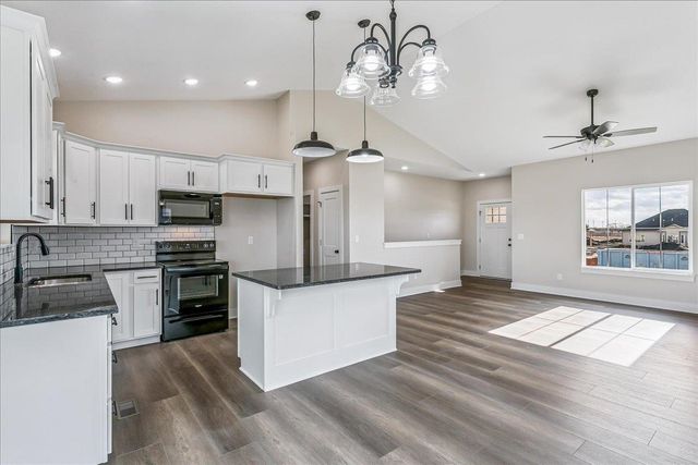 1530 E Midway Ct, Valley Center, KS 67147