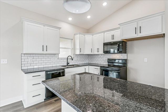 1530 E Midway Ct, Valley Center, KS 67147