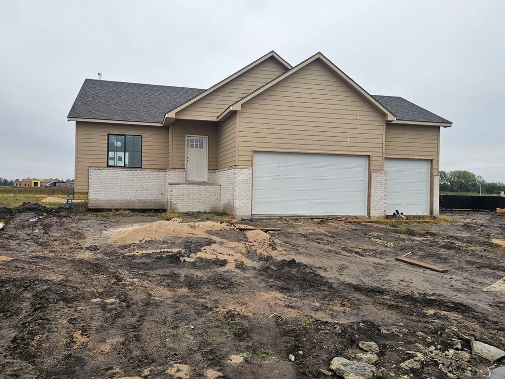 1530 E Midway Ct, Valley Center, KS 67147