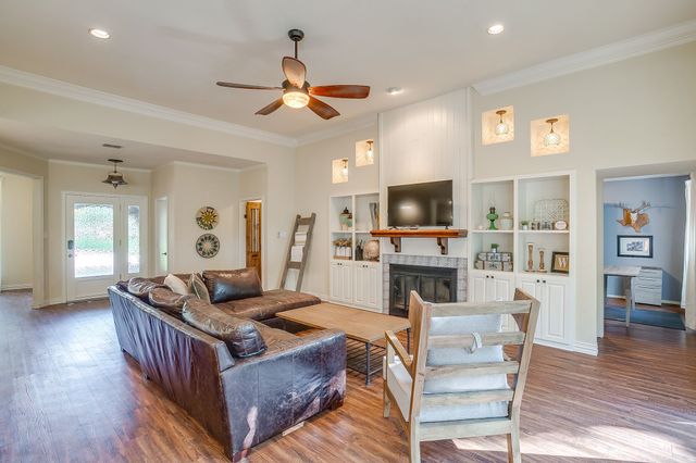 116 Robinwood Lane, Azle, TX 76020