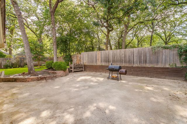 116 Robinwood Lane, Azle, TX 76020