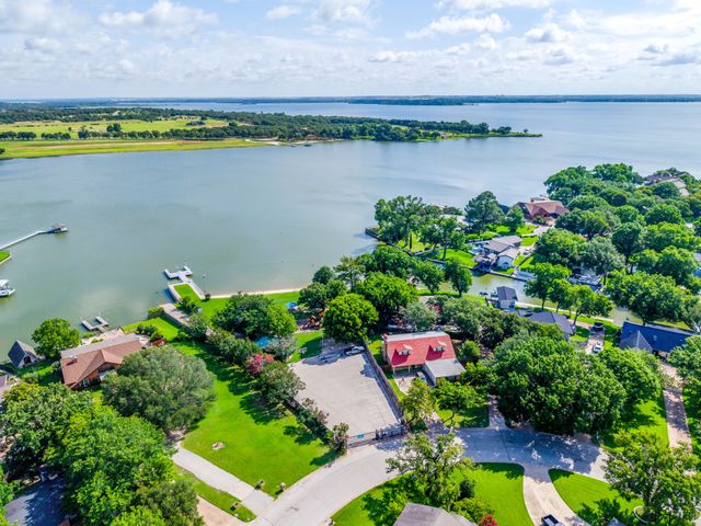 116 Robinwood Lane, Azle, TX 76020