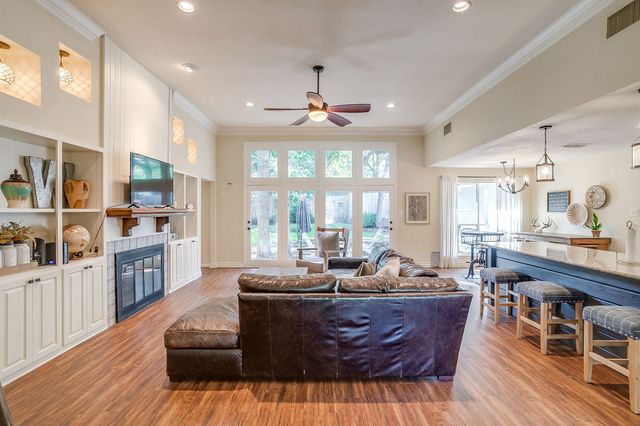 116 Robinwood Lane, Azle, TX 76020