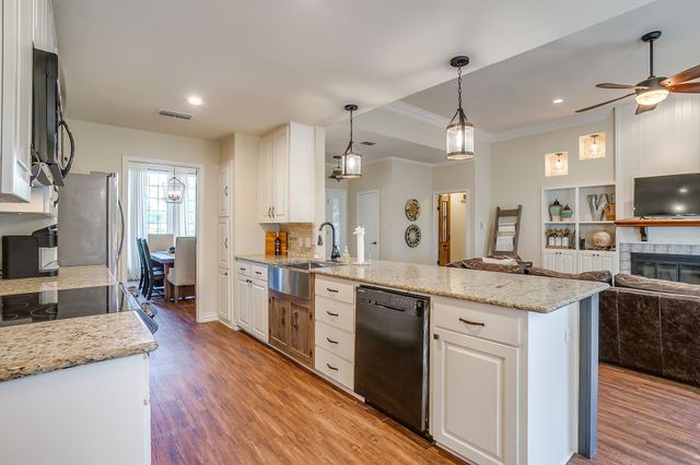 116 Robinwood Lane, Azle, TX 76020