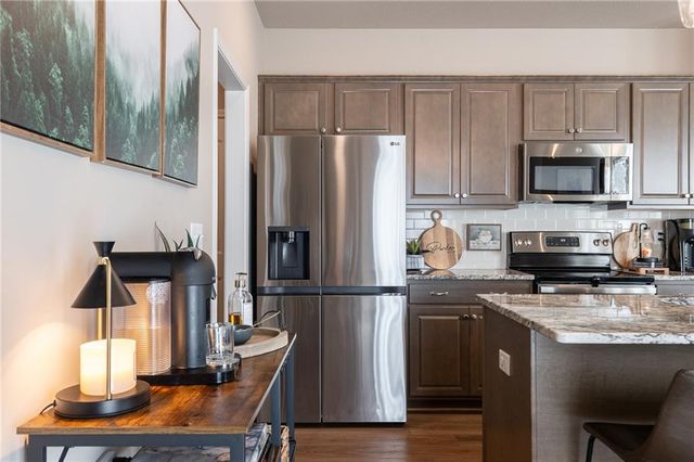 27407 E Sycamore Street, Lee's Summit, MO 64086