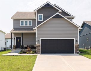 27407 E Sycamore Street, Lee's Summit, MO 64086