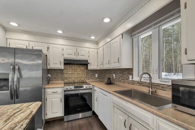 17 Twilight Drive, Nashua, NH 03062