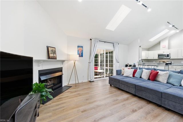 8 Riverview DR, Hampton, VA 23669