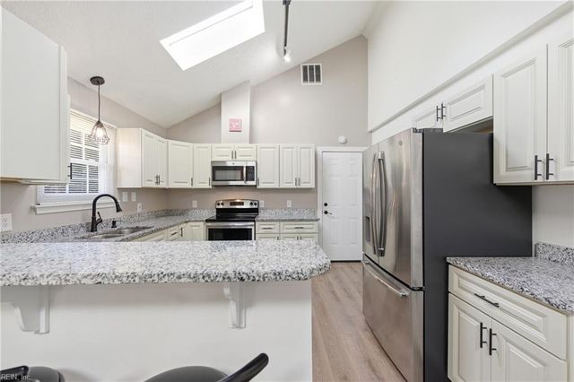 8 Riverview DR, Hampton, VA 23669