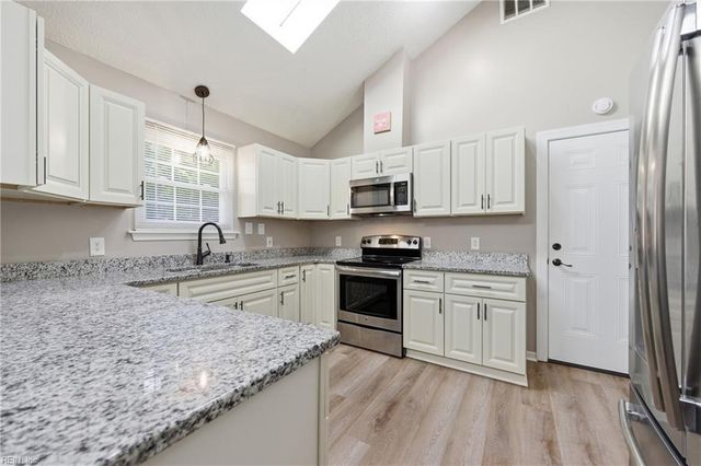 8 Riverview DR, Hampton, VA 23669