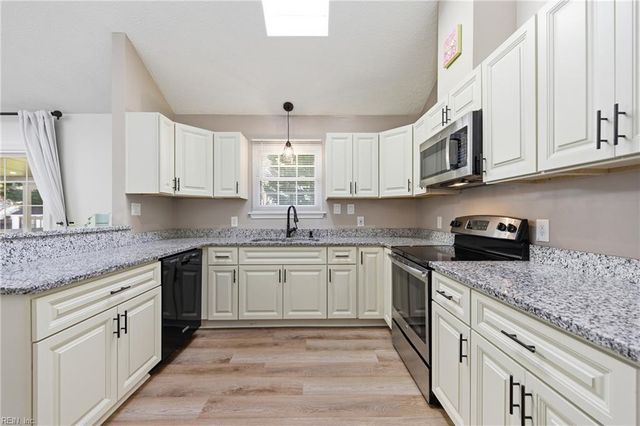 8 Riverview DR, Hampton, VA 23669