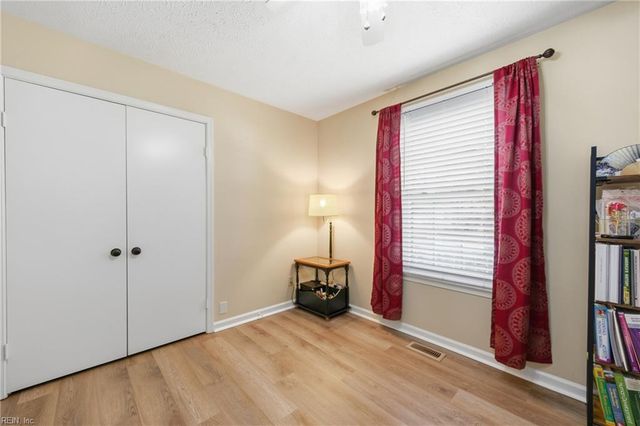 8 Riverview DR, Hampton, VA 23669