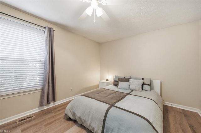 8 Riverview DR, Hampton, VA 23669