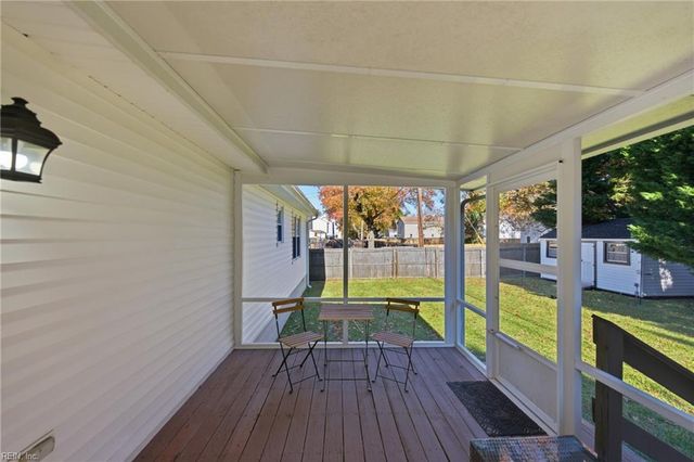 8 Riverview DR, Hampton, VA 23669