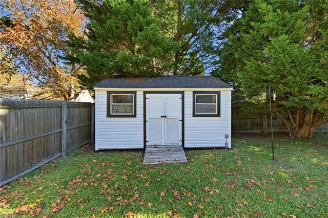 8 Riverview DR, Hampton, VA 23669