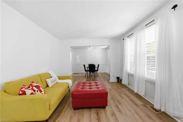 8 Riverview DR, Hampton, VA 23669