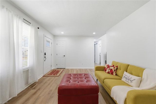 8 Riverview DR, Hampton, VA 23669